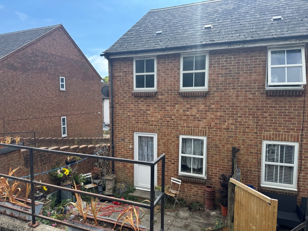 Lot: 168 - FREEHOLD TWO-BEDROOM END-TERRACE HOUSE WITH PARKING - Rear of property showing courtyard rear garden